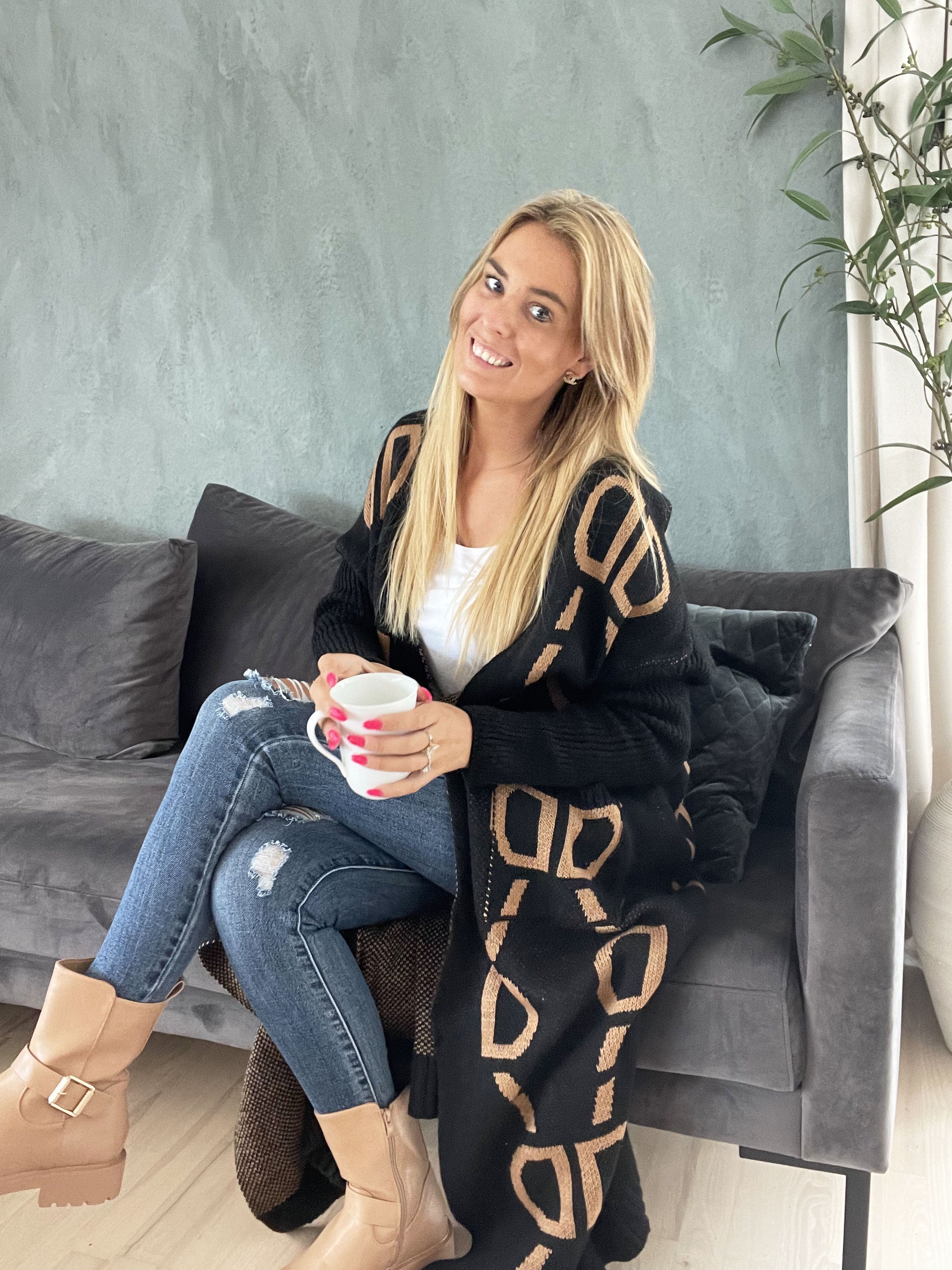 Mandy - Plus size stickad kofta med text och mönster